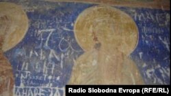 Freske koje su oštetili vandali u crkvi Svetog Pavla iz 14. veka, koja se nalazi na takozvanom Zmijskom ostrvu u Prespanskom jezeru