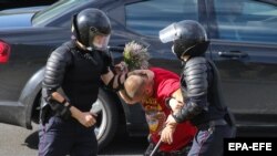 Hapšenje demonstranta u Minsku