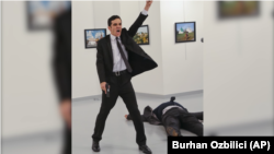 Перші секунди після загибелі посла Росії в Туреччині Андрія Карлова, грудень 2016 року