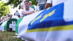 'Djecu smo odgojile da ne mrze': Obilježena 30. godišnjica genocida u Srebrenici 'Djecu smo odgojile da ne mrze': Obilježena 30. godišnjica genocida u Srebrenici