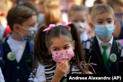 მნიშვნელოვანია, რომ ბავშვი არ ეხებოდეს პირბადის ზედაპირს