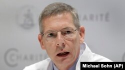 ბერლინის შარიტეს საავადმყოფოს ექიმი, კაი-უვე ეკარტი პრესკონფერენეციაზე