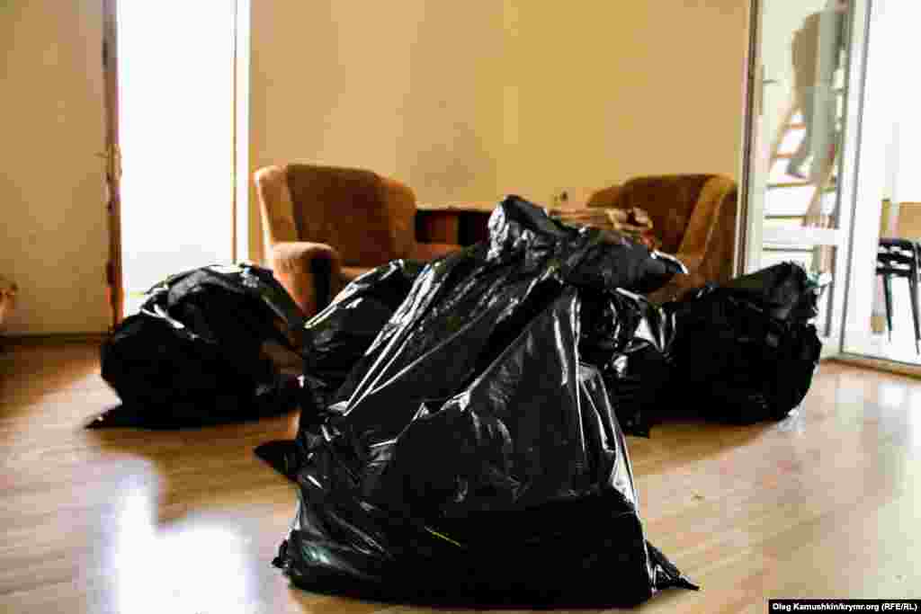 Сотрудники Меджлиса утром 18 сентября начали собирать документы, книги и личные вещи