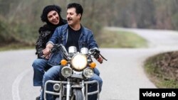 In one of the sequences in the final episode of Paytakht 6, newlyweds ride a motorbike on the roads of northern Mazandaran Province, an image that has reminded many of an iconic scene in the 1975 romantic drama Hamsafar.