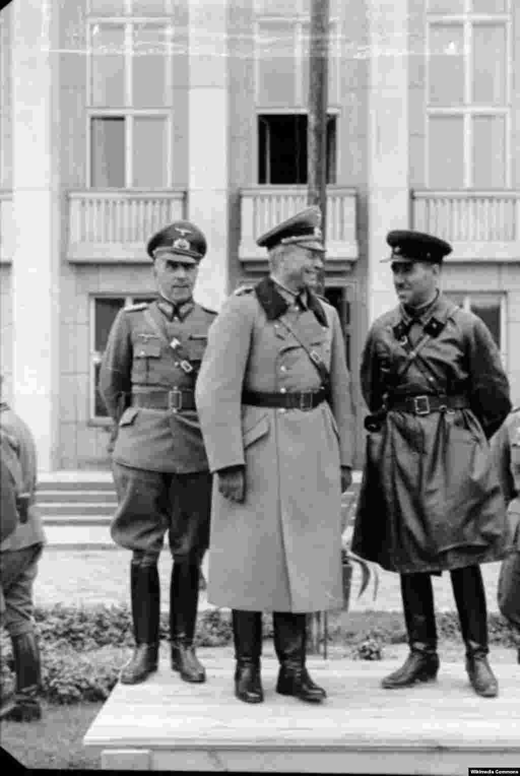 Парад приймають Гейнц Гудеріан та Семен Кривошеін