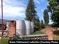 ტუალეტი ვარიანში, იაკობ გოგებაშვილის სახლ-მუზეუმის ტერიტორიაზე