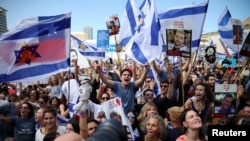 Люди на "Площади заложников" в Тель-Авиве, Израиль, 13 октября 2025 года