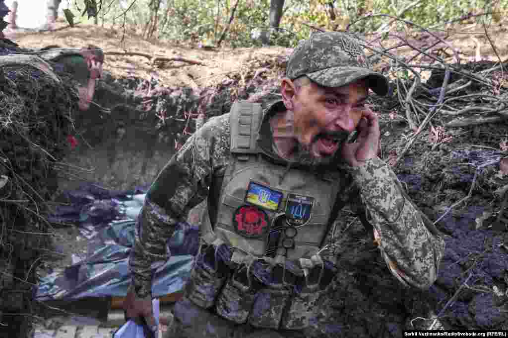 Артем, 40-летний украинский офицер-артиллерист, командует своими подчиненными. Покровское направление, начало октября 2024 года.