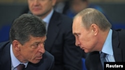 Російський президент Володимир Путін (праворуч) і заступник голови Адміністрації президента РФ Дмитро Козак, учасник зустрічей радників «нормандської четвірки»