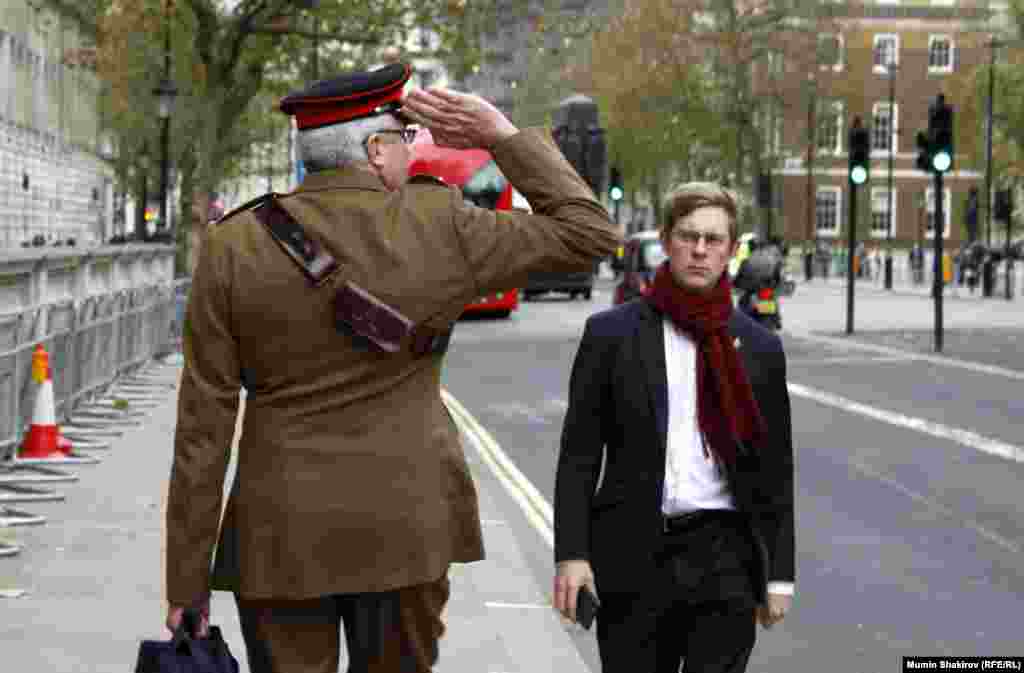 Офицер британской армии отдает честь, проходя мимо Кенотафа. 