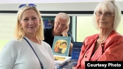 Лица ярмарки. Инна Барабаш (подготовившая к изданию чуть ли не половину книг ярмарки), Владимир Сотников и Ксения Кривошеина. Фото Ив. Толстого.