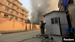 Поліцейський біля місця нападу в Джалалабаді, Афганістан, 24 січня 2017 року