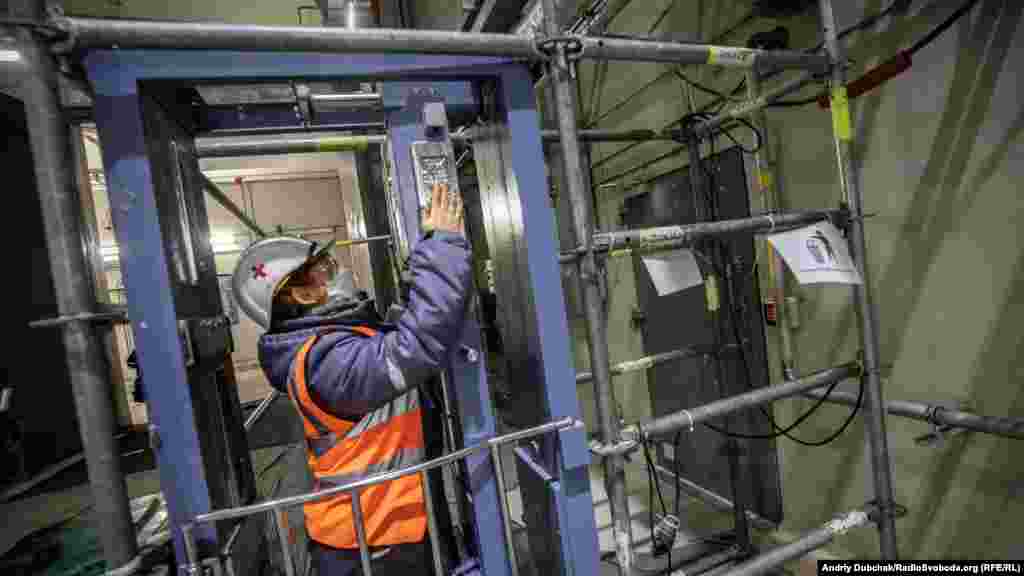 Рабочие регулярно проверяют, не получили ли они повышенную дозу радиации. На фотографии - рабочий с дозиметром. 