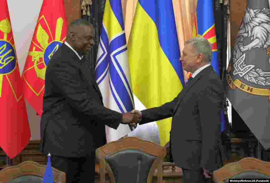 Міністр оборони України Андрій Таран (праворуч) і міністр оборони США Ллойд Остін. Київ, 19 жовтня 2021 року. НА ЦЮ Ж ТЕМУ