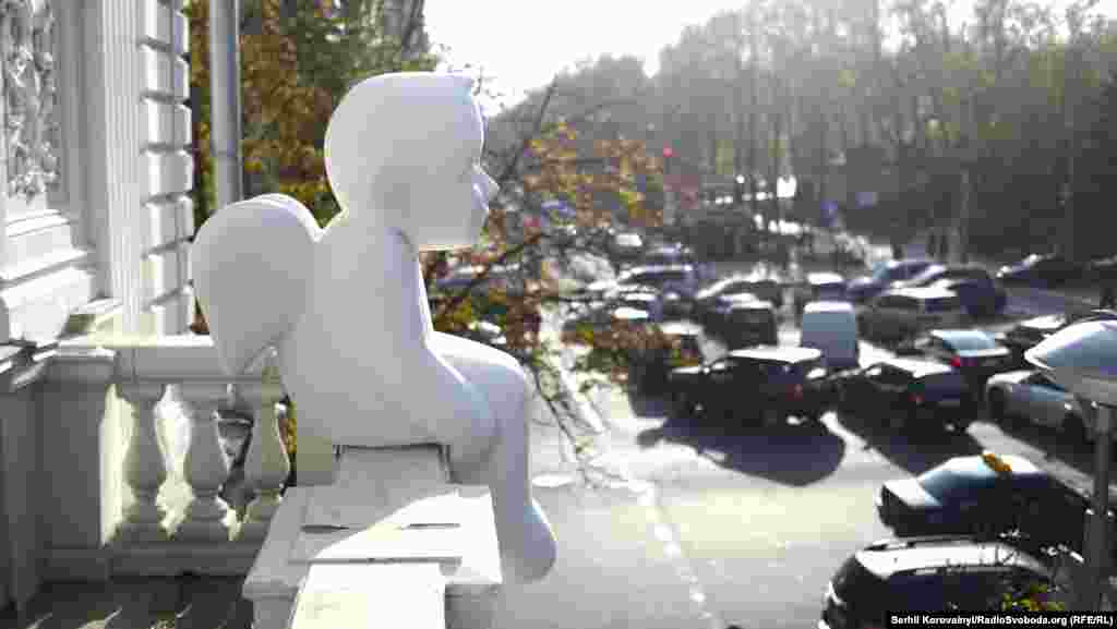 Такі, як і київська, скульптури «Ангелів доброти» були встановлені у Варшаві, Санкт-Петербурзі, Стокгольмі, Таллінні, Дубліні, Любляні, Ризі, Мінську, Мілані, Москві і навіть у Гуанчжоу в Китаї.