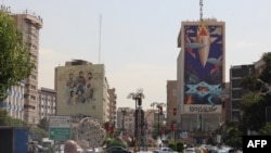 Огромный рекламный щит с изображением ракеты, падающей на Израиль, и слоганом на фарси: "Наша ракета поразила демонов". Проспект в центре Тегерана, 16 июля 2025 года