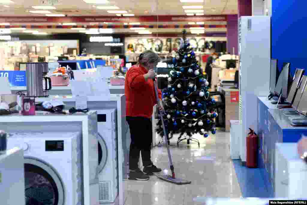 დედაქალაქის სამი ყველაზე დიდი მოლი ხვალ პატარა ინტერვალების სხვაობით იწყებს მუშაობას: - "სითი მოლი" დილის 7-დან საღამოს 7-მდე იმუშავებს - დილის 8 საათზე გაიხსნება "თბილისი ცენტრალი" - 9-ის ნახევარზე - "გალერია თბილისი" მომხმარებლები მხოლოდ 24 დეკემბრიდან 2 იანვრის ჩათვლით შეძლებენ მოლებში სასურველი ნივთების ყიდვას. შემდეგ კი მაღაზიები 31 იანვრამდე კვლავ დაიხურება. თუ ხვალ "შოპინგზე" თქვენც აპირებთ წასვლას, ტანსაცმლის ზომა თვალით (წესით, გასახდელები დახურული უნდა იყოს) კარგად შეარჩიეთ, რადგან თუ ნაყიდი ნივთი აღარ მოგეწონათ და მისი გადაცვლა ან დაბრუნება მოგინდათ, ამას 1 თებერვლის შემდეგ მოახერხებთ. 