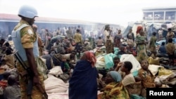 Stotine Hutua u kampu pod nadzorom UN-a, maj 1995.