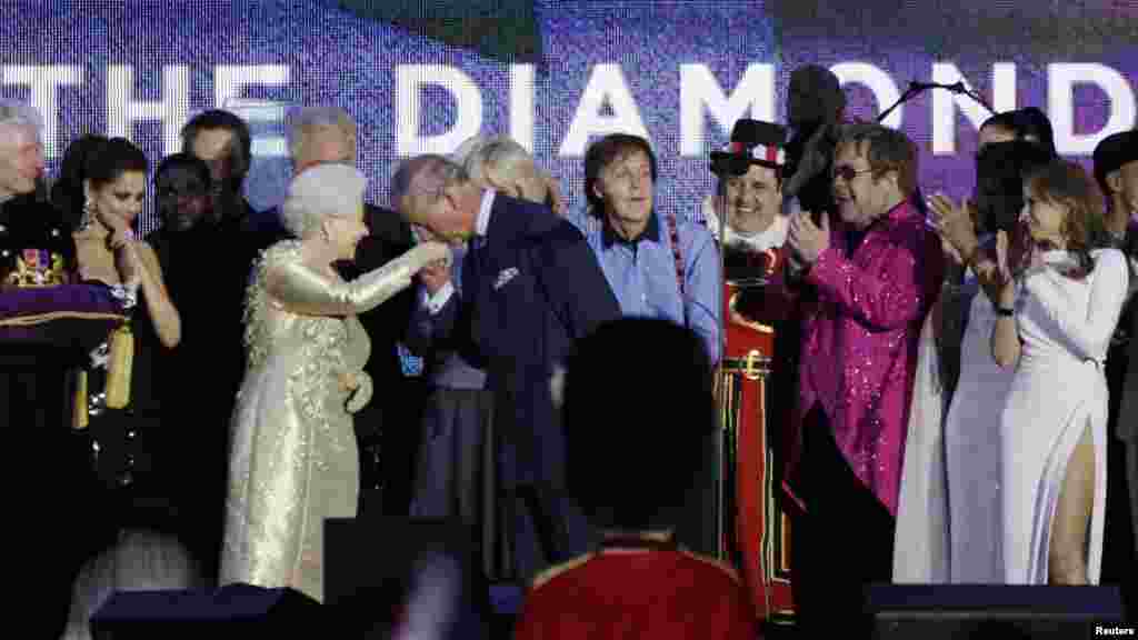 Velika Bitanija - Princ Charles, sa kraljicom Elizabetom za vrijeme proslave dijamantnog jubileja ispred Buckingham palače, gdje su nastupili i Paul McCartney, Stevie Wonder i Elton John, London, 4. juni 2012. Foto: Reuters / David Moir