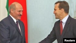 Олександр Лукашенко (зліва) і Радослав Сікорський