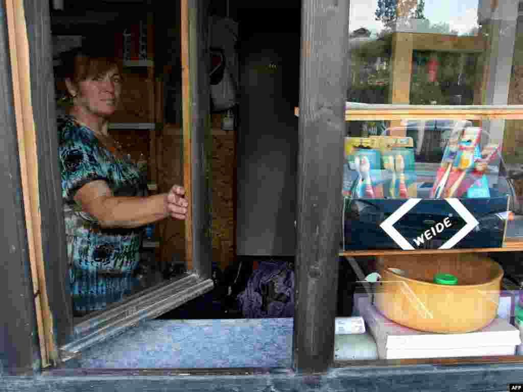 Srpkinja sa Kosova u selu Leposavić pokazuje praznu prodavnicu hrane. Više od 90 posto namirnica koje se uvoze na Kosovo stiže iz Srbije, 01.08.2011. Foto: AFP / Saša Đorđević