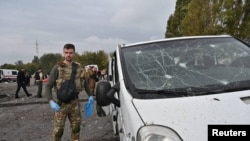 Представник поліції на місці удару російської ракети на околицях Запоріжжя, 30 вересня 2022 року 