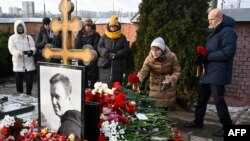 2025 წლის 16 თებერვალს მოსკოვის ბორისოვოს სასაფლაოზე ხალხი პატივს მიაგებს რუსი ოპოზიციონერის, ალექსეი ნავალნის ხსოვნას, ბუნდოვან გარემოებებში მისი გარდაცვალების წლისთავზე.