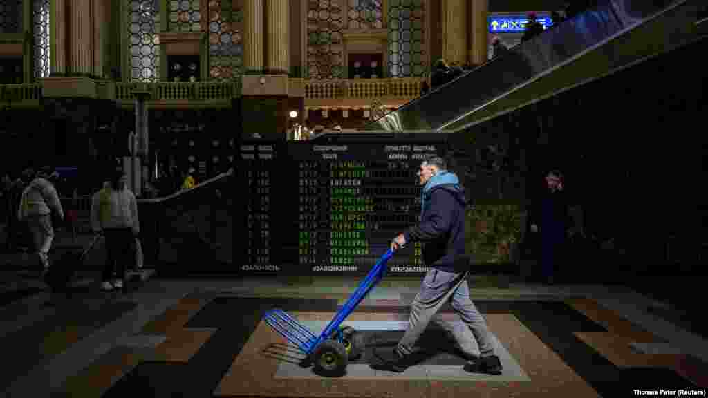 Čovjek gura kolica kroz hodnik glavne željezničke stanice u ukrajinskoj prijestonici, Kijevu.