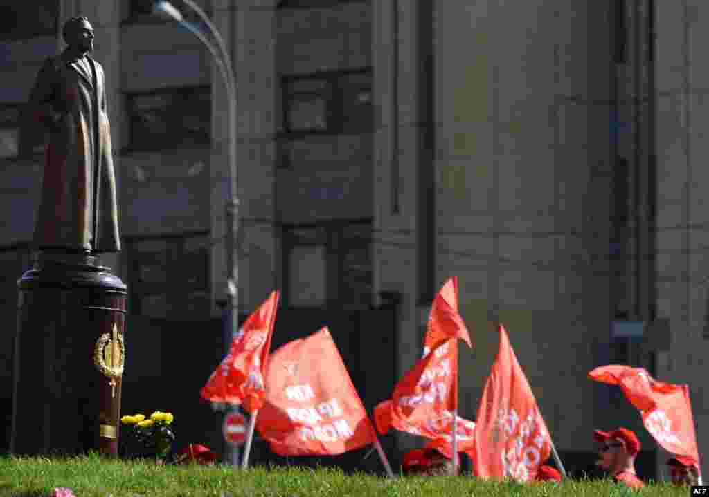 Но памятники "Железному Феликсу" не только сносят в последние годы. Сторонники КПРФ в сентябре 2014 года "восстановили" памятник Дзержинскому и провели рядом с ним свою акцию