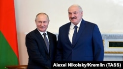 რუსეთის პრეზიდენტი ვლადიმირ პუტინი (მარცხნივ) და ბელარუსის ლიდერი ალიაქსანდრ ლუკაშენკა. სანქტ-პეტერბურგი, 2021 წ. 13 ივლისი.