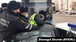 Во время задержания активистов в Актобе, 10 января