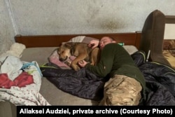 Олексій спить зі своїм собакою Жмихом. Фото з приватного архіву