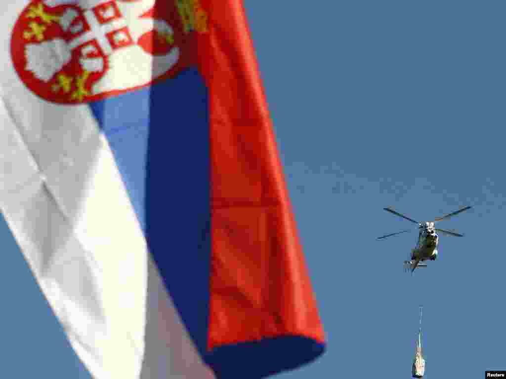 EULEX-ov helikopter nad selom Rudare, nedaleko od Mitrovice, 08.08.2011. Foto: Reuters / Ivan Milutinović