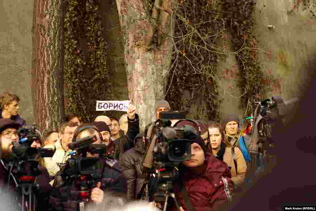 Также в четверг рядом с площадью Бориса Немцова появился и бульвар имени убитой журналистки Анны Политковской: в ее честь городской совет решил назвать безымянную дорожку, ведущую от посольства России в сторону парка Стромовка. 