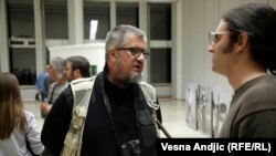 Ova izložba treba da bude lekcija za one koji kreiraju naše živote: Srđan Ilić u razgovoru sa novinarom RSE Milanom Nešićem