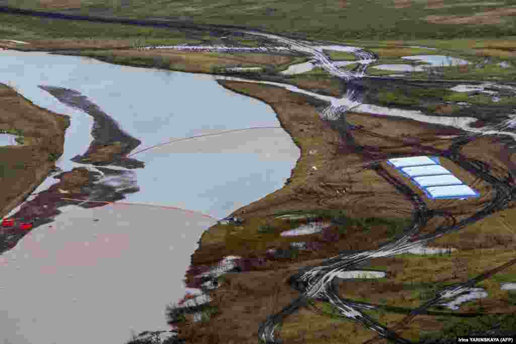 U maju, oko 21.000 tona dizel goriva prolilo se iz elektrane Norilsk Nickela u Norilsk. Ekolozi kažu da je to bilo najveće prolivanje goriva koje se ikada desilo na Arktiku. &nbsp;&nbsp;&nbsp;