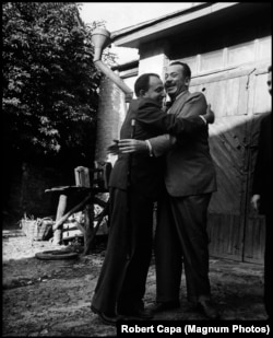 ალექსანდრე კონეიჩუკუი და ჯონ სტაინბეკი. 1947 წ.