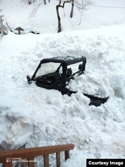 თოვლში მოყოლილი მანქანა კინტრიშის ნაკრძალში