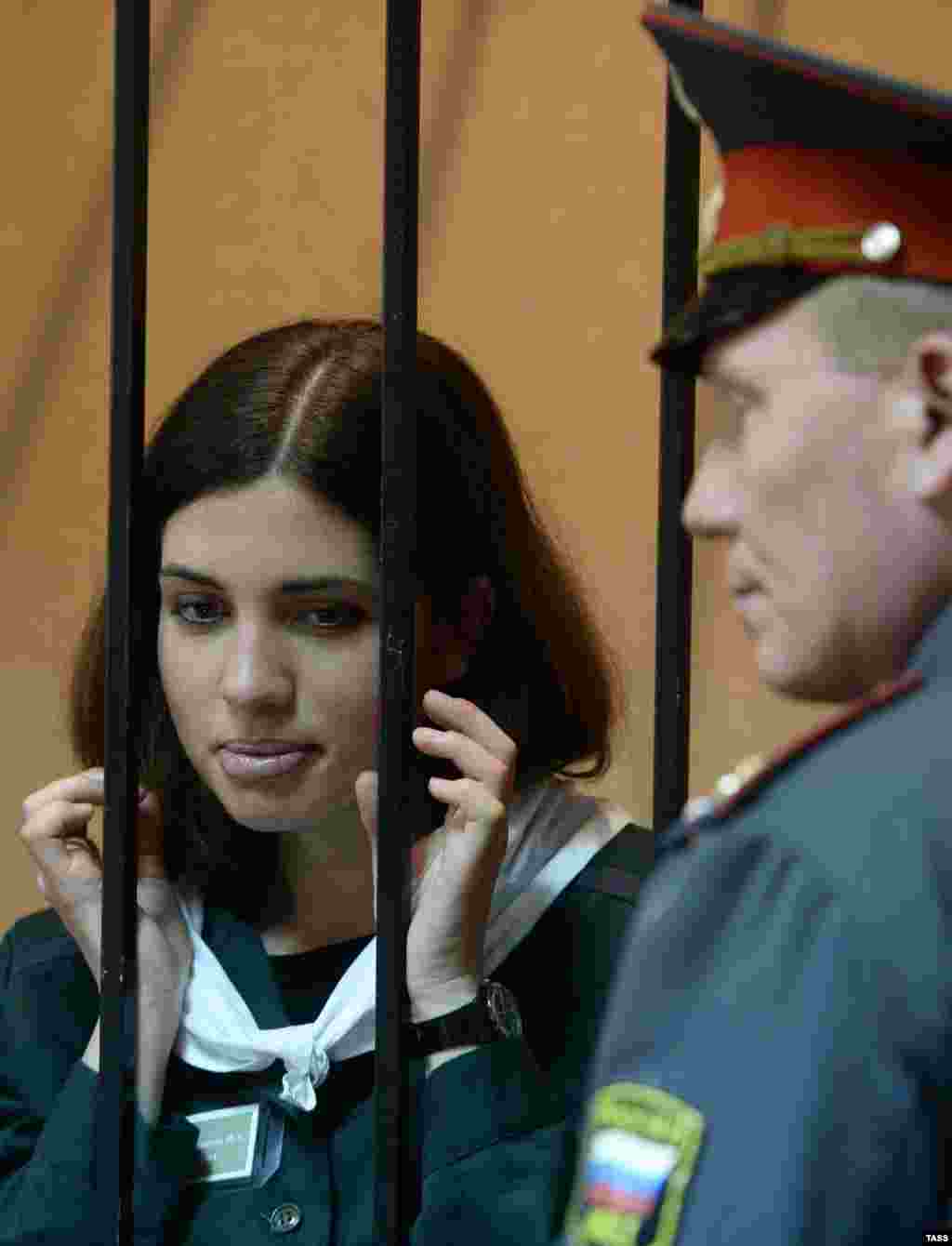 Марат Гельман тоже написал, что готов предоставить работу с окладом в 118 тысяч 30 рублей. Верзилов с места: 18!