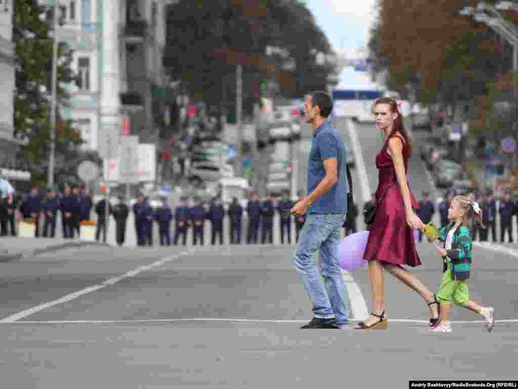 Велика кількість правоохоронців та перекриті дороги значно ускладнюють пересування центральною частиною міста. 