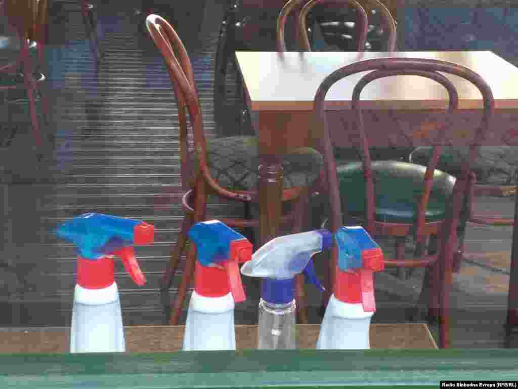 Zatvoreni kafići i restorani u jednom od skopskih tržnih centara zbog pandemije korona virusom, 20. mart, 2020. 