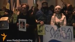 Українці Чехії мітингують на підтримку Євромайдану Українці Чехії мітингують на підтримку Євромайдану