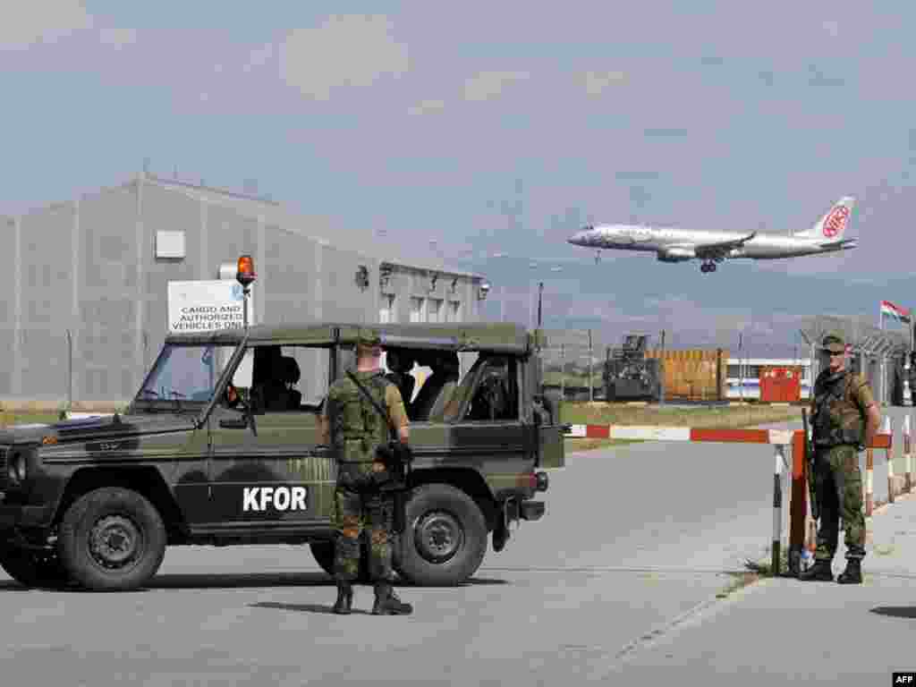 Njemački vojnici KFOR-a na vojnom aerodromu Slatina, 03.08.2011. Foto: AFP / Armend Nimani