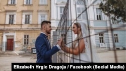 "Što znači jedna ništavna žica, komad armature, pored ljubavi?! Ljubavi koja ruši granice", napisala je Elizabeth Ella Hrgić koja je na fotografiji sa svojim suprugom Inasom Dagojem u dvorištu Travničke gimnazije