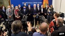 Članovi nove crnogorske vlade održali su konferenciju za novinare nakon ceremonije polaganja zakletve u parlamentu u Podgorici, 4. decembra 2020.