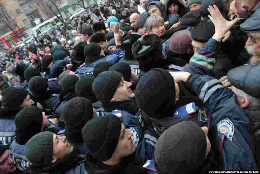 Близько півсотні правоохоронців не дали змоги черкащанам подивитися документальний кіноальманах «Відкритий доступ», 5 січня 2013 року