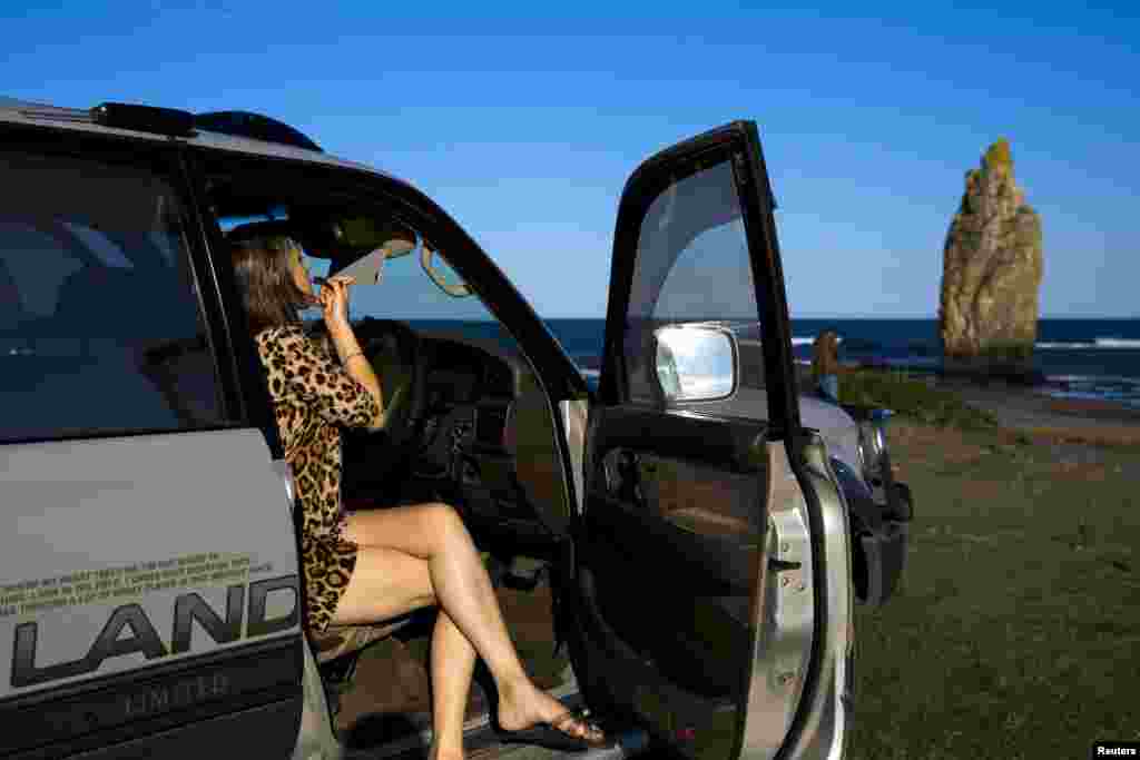 Спор вокруг островов привел к тому, что мирный договор между двумя странами так и не подписан. Как заметила местная жительница, "войны нет, но нет и мира". 