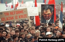 'Modernu federaciju za koju se zalagao Milošević i koja ne bi značila ništa drugo nego vračanje u prošlost, hteli su nametnuti manjim narodima pomoću svedržavnog referenduma!' (Fotografija: proesti u Beogradu 1988.)