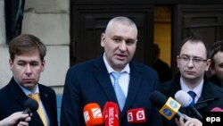 Марк Фейгин (в центре)