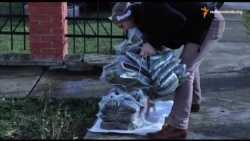 Волонтери відправляють допомогу пораненим бійцям і готують допомогу для шкіл сходу (відео) Волонтери відправляють допомогу пораненим бійцям і готують допомогу для шкіл сходу (відео)